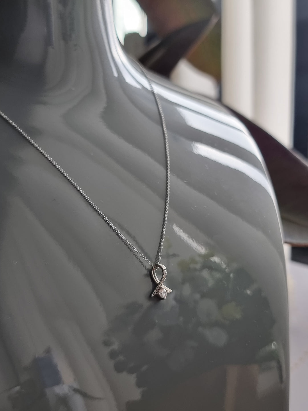 Pendant with Round White Diamonds of Various Sizes | Fête Jubilee V