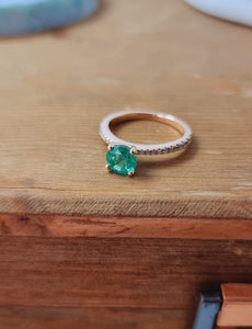 Solitaire Round Emerald Ring with Accent White Diamonds on the Shank in 18K Rose Gold