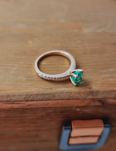 Solitaire Round Emerald Ring with Accent White Diamonds on the Shank in 18K Rose Gold